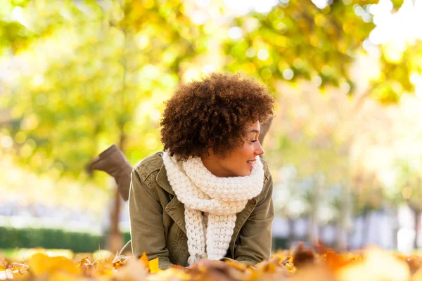 Outono ao ar livre retrato de bela afro-americana jovem woma — Fotografia de Stock