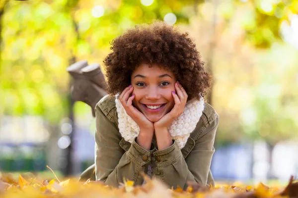 Automne portrait en plein air de belle jeune femme afro-américaine — Photo