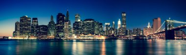 New York - Manhattan siluetinin manzarasına gece