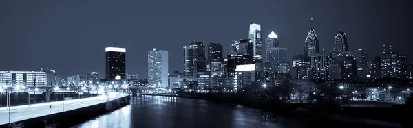 Panorámica del horizonte de Filadelfia de noche por la noche — Foto de Stock