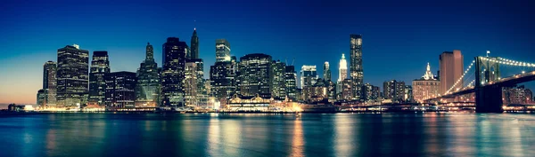 New York - utsikt över Manhattan Skyline nattetid — Stockfoto