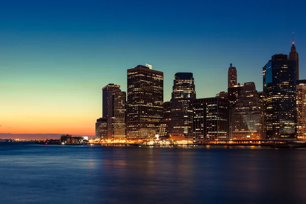 New York - uitzicht op de Skyline van Manhattan per nacht — Stockfoto