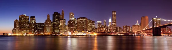 New york - gece manhattan siluetinin panoramik manzaralı — Stok fotoğraf