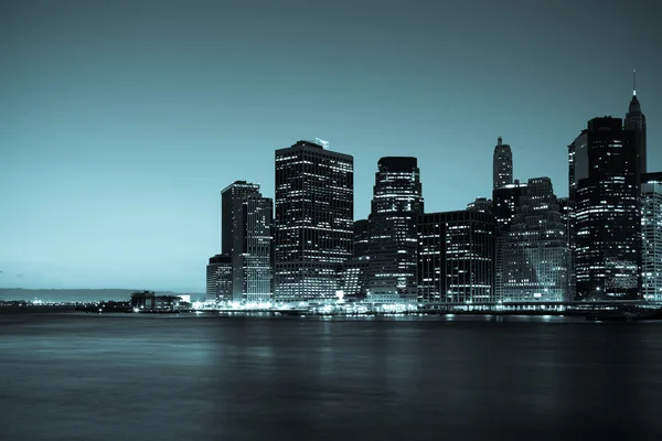 New York - utsikt över Manhattan Skyline nattetid — Stockfoto