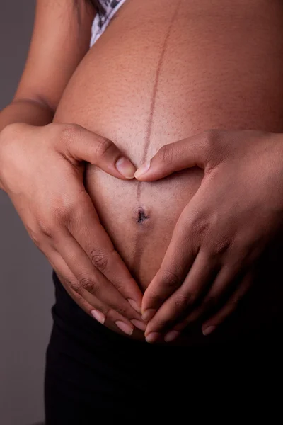 Jonge zwangere Afro-Amerikaanse vrouw buik - zwarte mensen — Stockfoto