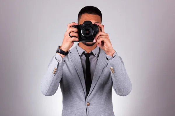 デジタル一眼レフ カメラ - 黒 peop を保持しているアフリカ系アメリカ人の写真家 — ストック写真