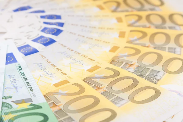 Eurosedlar sprids över hela golvet - europeisk valuta — Stockfoto
