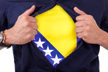Gömleğini açarak ve bayrak onun sayısı gösterilen genç hayran