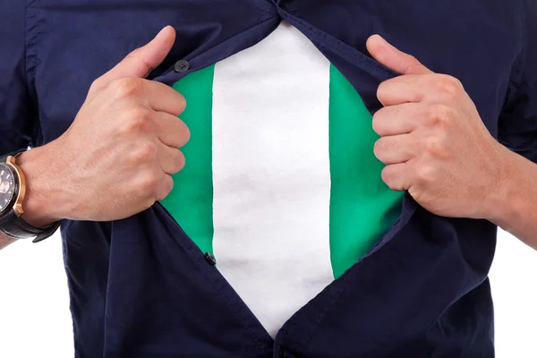 Joven fanático del deporte abriendo su camisa y mostrando la bandera de su cuenta — Foto de Stock