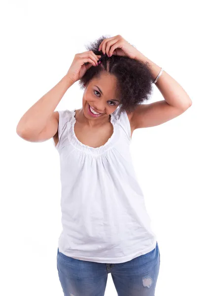 Joven afroamericana mujer haciendo trenzas — Foto de Stock