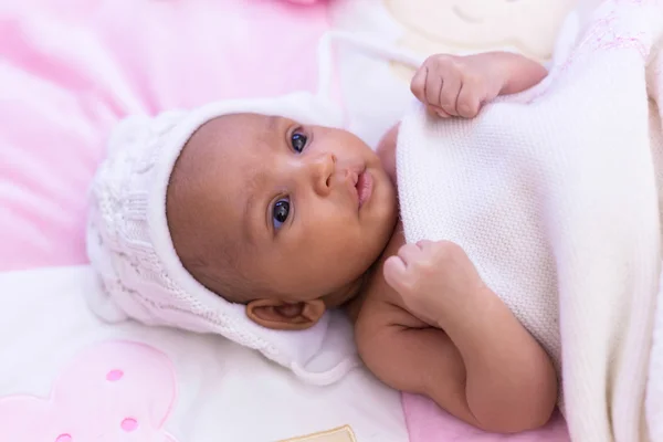 Adorable little african american baby girl looking - Black peopl — Stock Photo, Image