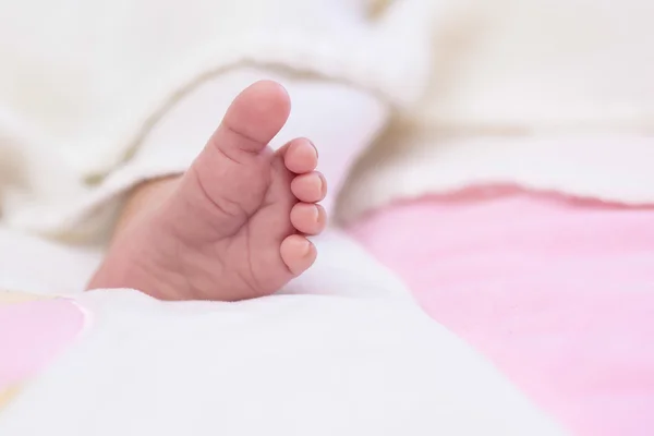 Close-up van de voet van een beetje Afro-Amerikaanse baby meisje - zwarte peo — Stockfoto