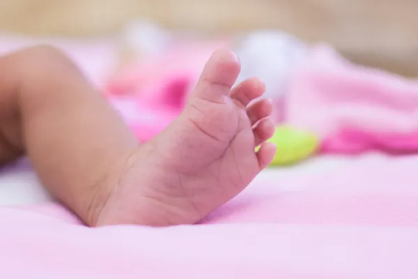 Close-up van de voet van een beetje Afro-Amerikaanse baby meisje - zwarte peo — Stockfoto