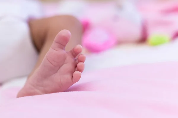 Close-up van de voet van een beetje Afro-Amerikaanse baby meisje - zwarte peo — Stockfoto