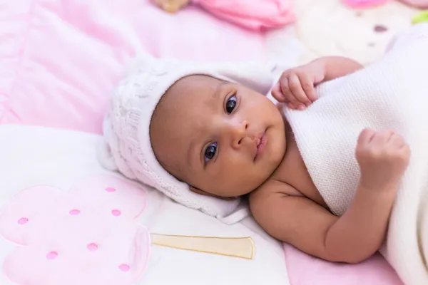 Αξιολάτρευτο μικρό αφροαμερικάνων μωρό κορίτσι ψάχνει - μαύρο peopl Φωτογραφία Αρχείου
