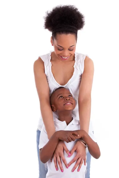 Молодая африканская мать-одиночка со своим сыном - чернокожие — стоковое фото