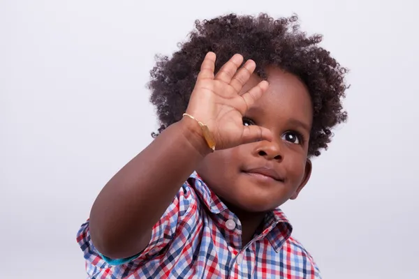 Außenporträt eines kleinen afrikanisch-amerikanischen Jungen - schwarz - chil — Stockfoto