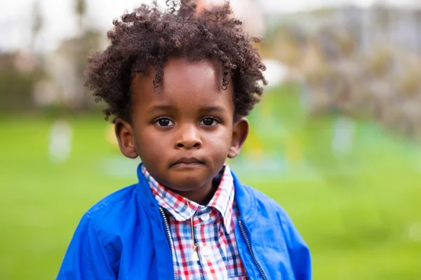 Retrato ao ar livre de um pequeno menino afro-americano - Preto - chil — Fotografia de Stock