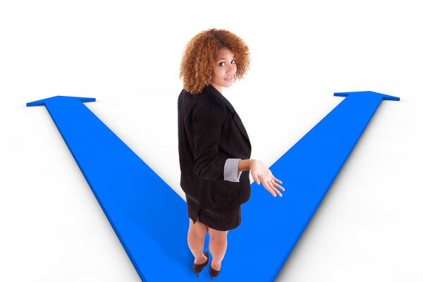 Африканская американская деловая женщина колеблется между двумя способами indi
