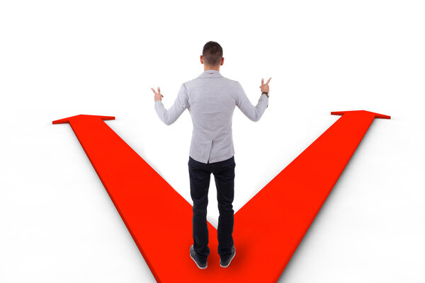 Африканский американский бизнесмен колеблется между двумя способами индика
