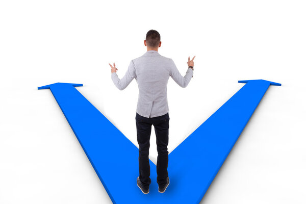 Африканский американский бизнесмен колеблется между двумя способами индика
