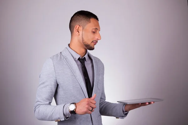 Homem de negócios afro-americano usando um tablet tátil - Black peo — Fotografia de Stock