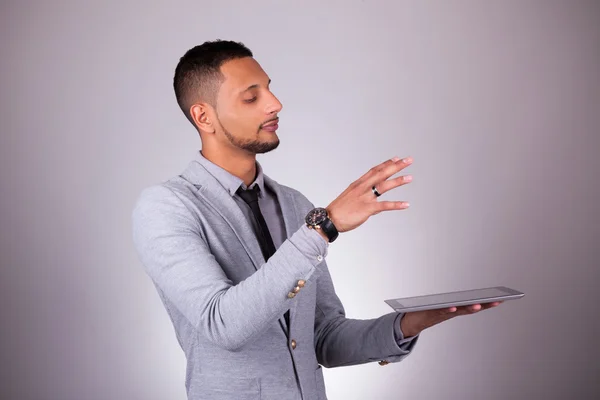 Afro-Amerikaanse zakenman met behulp van een tactiele tablet - zwarte peo — Stockfoto