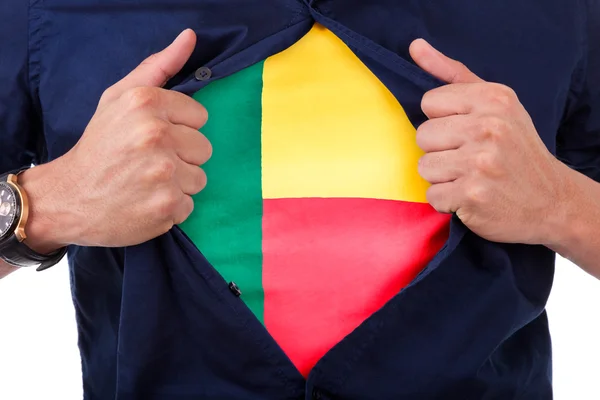 Junger Sportfan öffnet sein Hemd und zeigt der Fahne seine Zählung — Stockfoto