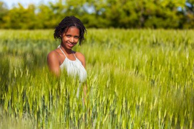 bir buğday alanında - Afrika insanlar Afrikalı-Amerikalı kadın