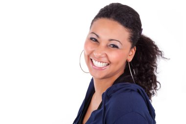 Başını tutan genç Afro-Amerikan kadın