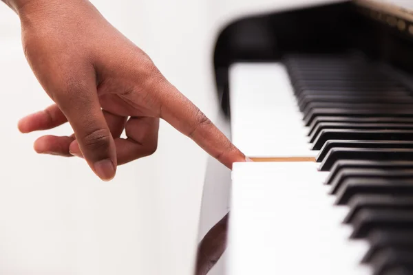 African American hand playing piano - Touching piano keys - Blac — Stock Photo, Image