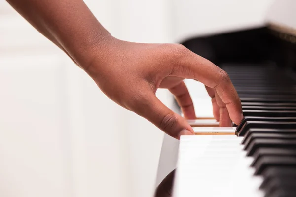 Mano afroamericana tocando el piano - Teclas de piano conmovedoras - Blac —  Fotos de Stock