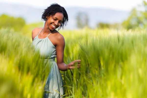 Mulher afro-americana em um campo de trigo - Povo africano — Fotografia de Stock