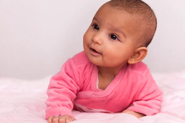 Adorable niñita afroamericana - gente negra — Foto de Stock