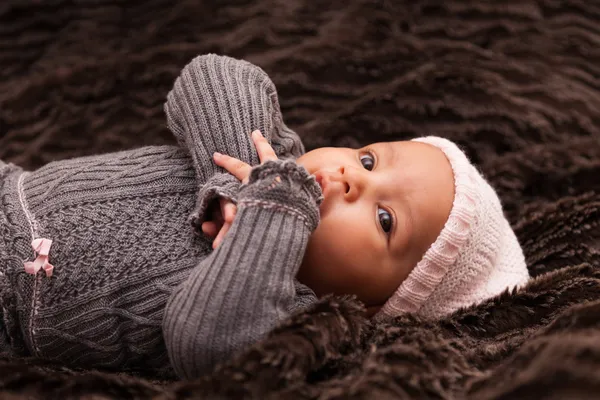 Schattige kleine Afrikaanse Amerikaanse baby meisje - zwarte mensen — Stockfoto