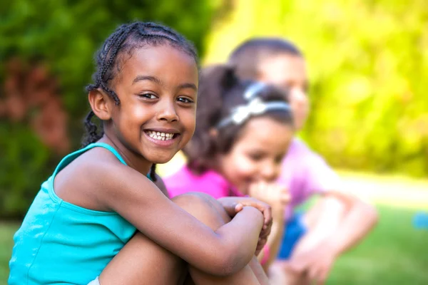 Відкритий портрет чарівної маленької дівчинкою афро-американських — стокове фото