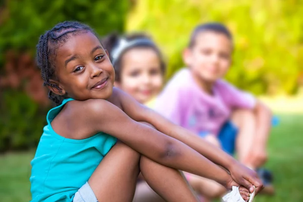 Zewnątrz portret urocze dziewczynki african american — Zdjęcie stockowe