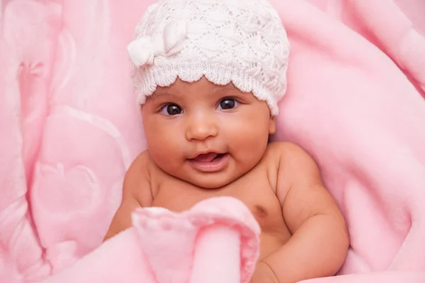 Schattige kleine Afrikaanse Amerikaanse baby meisje - zwarte mensen — Stockfoto