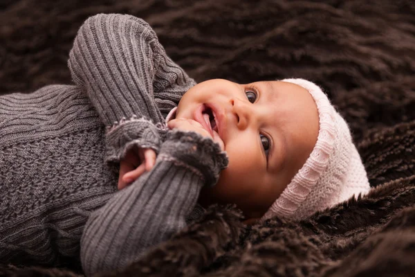 Schattige kleine Afrikaanse Amerikaanse baby meisje - zwarte mensen — Stockfoto