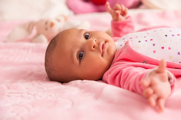 Schattig klein babymeisje van de Afro-Amerikaanse spelen met een pluche — Stockfoto