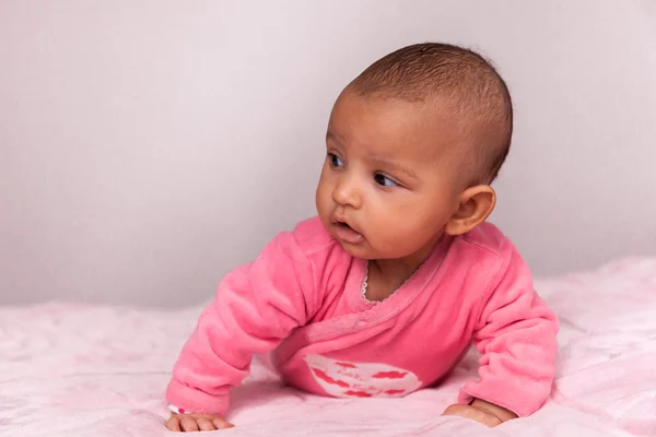 Schattige kleine Afrikaanse Amerikaanse baby meisje - zwarte mensen — Stockfoto