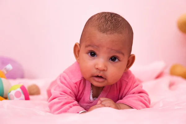 Bedårande små afrikanska amerikanska baby girl - svarta människor — Stockfoto