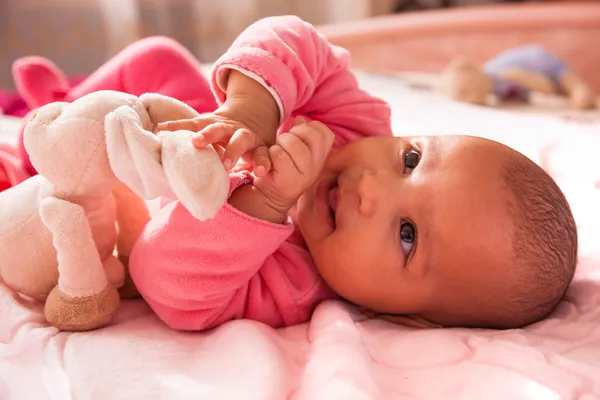 愛らしい小さなアフリカ系アメリカ人女の赤ちゃんをぬいぐるみで遊んで — ストック写真