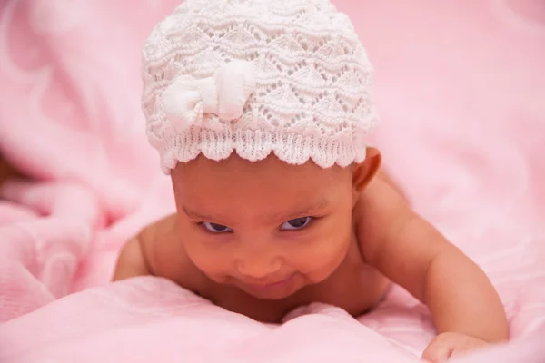 Schattige kleine Afrikaanse Amerikaanse baby meisje - zwarte mensen — Stockfoto