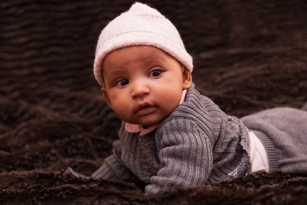 Schattige kleine Afrikaanse Amerikaanse baby meisje - zwarte mensen — Stockfoto