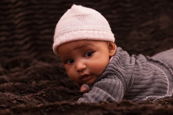 Imádnivaló kis afro-amerikai baba lány - fekete emberek — Stock Fotó