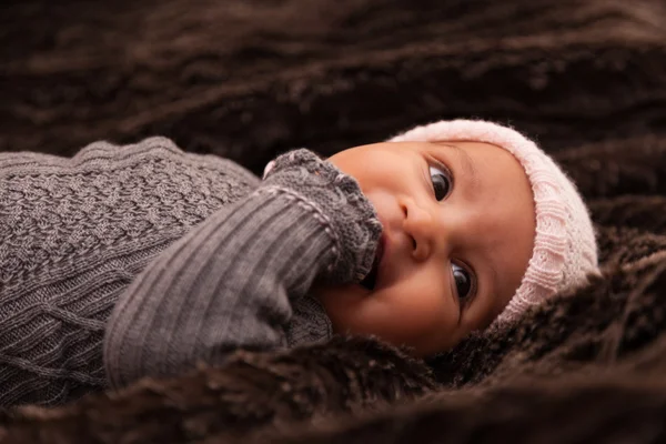 Schattige kleine Afrikaanse Amerikaanse baby meisje - zwarte mensen — Stockfoto