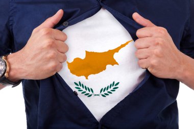 Gömleğini açarak ve bayrak onun sayısı gösterilen genç hayran