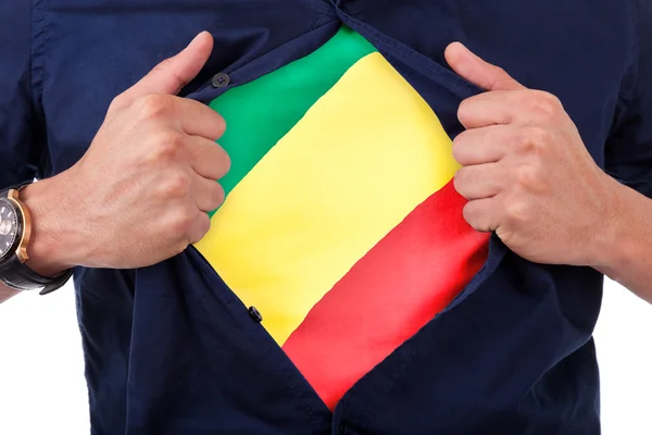 Jovem fã do esporte abrindo sua camisa e mostrando a bandeira sua contagem — Fotografia de Stock