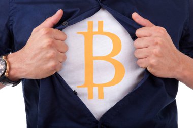 Gömleğini açarak ve bitcoin para birimi gösteren genç işadamı